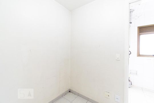 Apartamento para comprar com 3 quartos, piscina e jardim. Venda disponível. Aproveite essa oportunidade! — Quarto de Serviço
