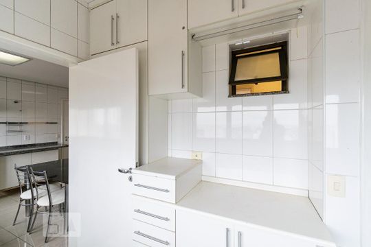 Apartamento para comprar com 3 quartos, piscina e jardim. Venda disponível. Aproveite essa oportunidade! — Lavanderia