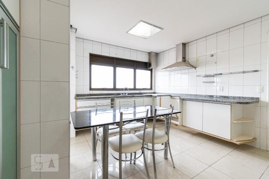 Apartamento para comprar com 3 quartos, piscina e jardim. Venda disponível. Aproveite essa oportunidade! — Cozinha