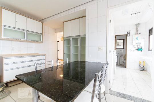 Apartamento para comprar com 3 quartos, piscina e jardim. Venda disponível. Aproveite essa oportunidade! — Cozinha