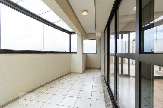 Apartamento para comprar com 3 quartos, piscina e jardim. Venda disponível. Aproveite essa oportunidade! — varanda