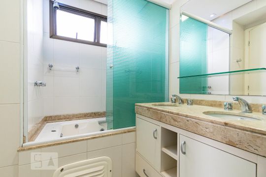 Apartamento para comprar com 3 quartos, piscina e jardim. Venda disponível. Aproveite essa oportunidade! — Banheiro da Suíte 1