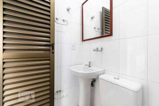 Apartamento para comprar com 3 quartos, piscina e jardim. Venda disponível. Aproveite essa oportunidade! — Banheiro de Serviço