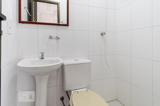 Apartamento para comprar com 3 quartos, piscina e jardim. Venda disponível. Aproveite essa oportunidade! — Banheiro de Serviço