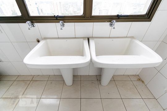 Apartamento para comprar com 3 quartos, piscina e jardim. Venda disponível. Aproveite essa oportunidade! — Lavanderia