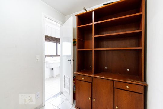 Apartamento para comprar com 3 quartos, piscina e jardim. Venda disponível. Aproveite essa oportunidade! — Quarto de Serviço