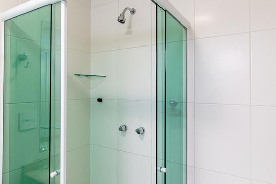 Apartamento para comprar com 3 quartos, piscina e jardim. Venda disponível. Aproveite essa oportunidade! — Banheiro da Suíte 1
