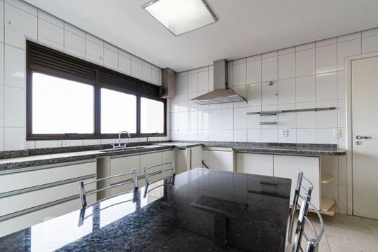 Apartamento para comprar com 3 quartos, piscina e jardim. Venda disponível. Aproveite essa oportunidade! — Cozinha