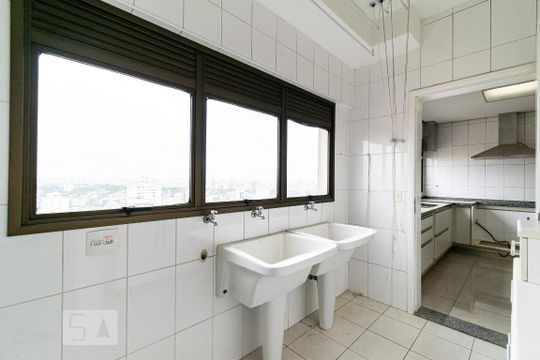Apartamento para comprar com 3 quartos, piscina e jardim. Venda disponível. Aproveite essa oportunidade! — Lavanderia