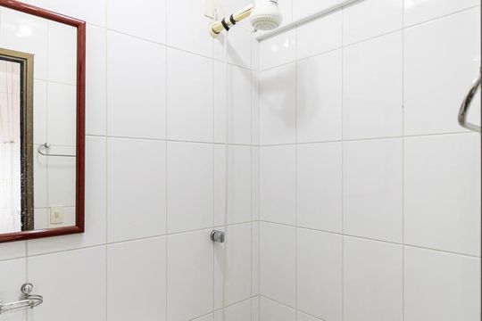 Apartamento para comprar com 3 quartos, piscina e jardim. Venda disponível. Aproveite essa oportunidade! — Banheiro de Serviço