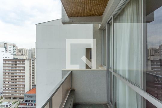 Compra apartamento com varanda gourmet e closet. Três dormitórios disponíveis para compra agora! — Varanda