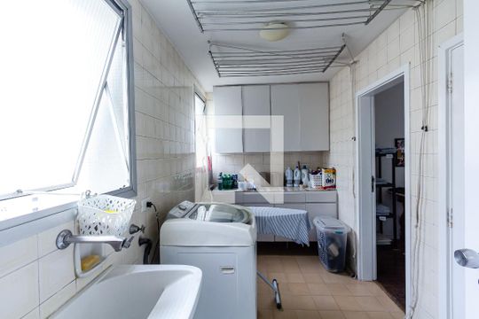 Compra apartamento com varanda gourmet e closet. Três dormitórios disponíveis para compra agora! — Área de Serviço