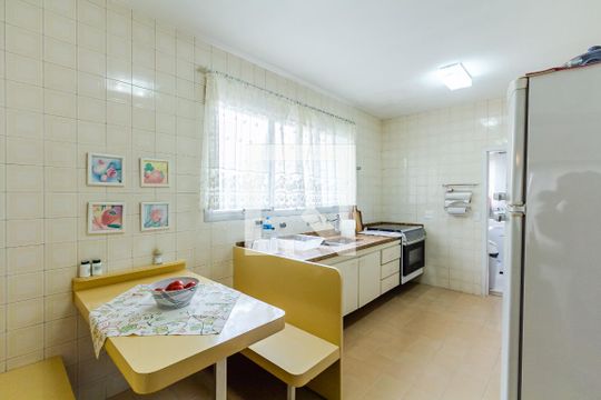 Compra apartamento com varanda gourmet e closet. Três dormitórios disponíveis para compra agora! — Cozinha