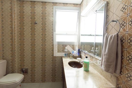 Compra apartamento com varanda gourmet e closet. Três dormitórios disponíveis para compra agora! — Banheiro