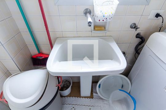 Compra apartamento com varanda gourmet e closet. Três dormitórios disponíveis para compra agora! — Área de Serviço