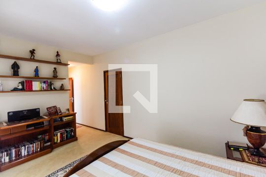 Compra apartamento com varanda gourmet e closet. Três dormitórios disponíveis para compra agora! — Suíte 1