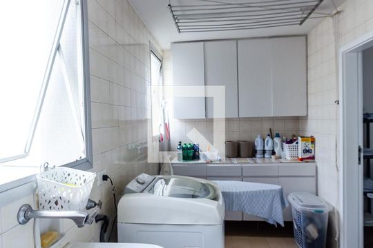 Compra apartamento com varanda gourmet e closet. Três dormitórios disponíveis para compra agora! — Área de Serviço