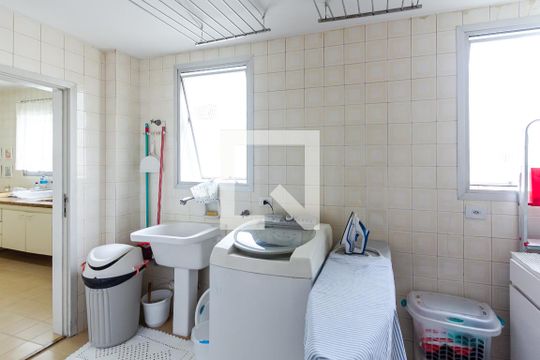 Compra apartamento com varanda gourmet e closet. Três dormitórios disponíveis para compra agora! — Área de Serviço
