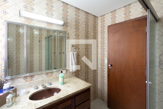 Compra apartamento com varanda gourmet e closet. Três dormitórios disponíveis para compra agora! — Banheiro