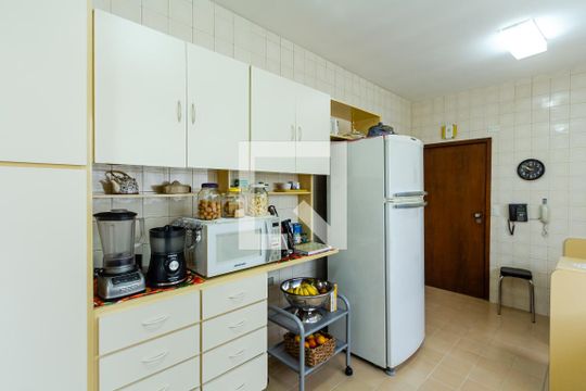 Compra apartamento com varanda gourmet e closet. Três dormitórios disponíveis para compra agora! — Cozinha