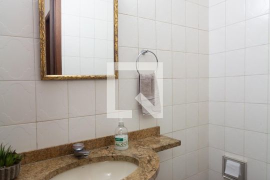 Compra apartamento com varanda gourmet e closet. Três dormitórios disponíveis para compra agora! — Lavabo