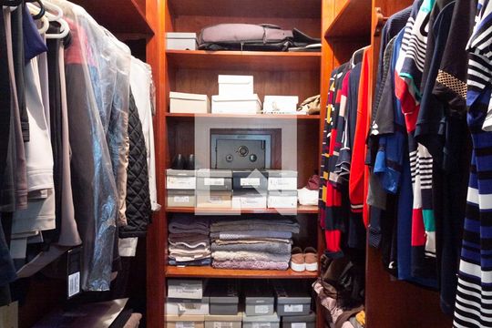 Compra apartamento com varanda gourmet e closet. Três dormitórios disponíveis para compra agora! — Suíte 1 closet