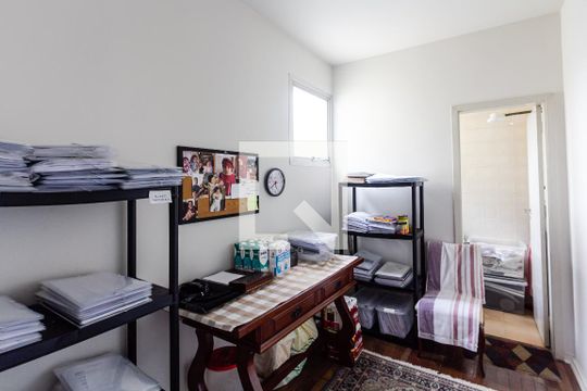 Compra apartamento com varanda gourmet e closet. Três dormitórios disponíveis para compra agora! — Quarto de Serviço