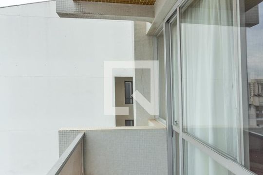 Compra apartamento com varanda gourmet e closet. Três dormitórios disponíveis para compra agora! — Varanda