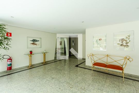 Compra apartamento com varanda gourmet e closet. Três dormitórios disponíveis para compra agora! — Hall social