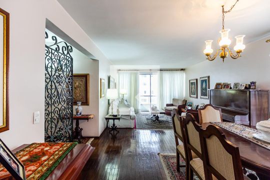 Compra apartamento com varanda gourmet e closet. Três dormitórios disponíveis para compra agora! — Sala