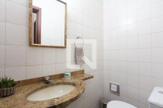 Compra apartamento com varanda gourmet e closet. Três dormitórios disponíveis para compra agora! — Lavabo