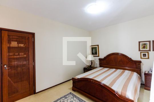 Compra apartamento com varanda gourmet e closet. Três dormitórios disponíveis para compra agora! — Suíte 1
