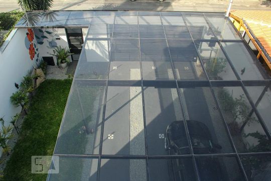 Vende-se casa com 3 suítes em Indianópolis. Aproveite varanda. Ótima compra. — Vista
