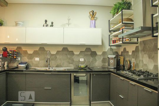 Vende-se casa com 3 suítes em Indianópolis. Aproveite varanda. Ótima compra. — Cozinha