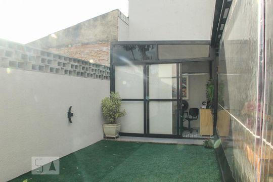 Vende-se casa com 3 suítes em Indianópolis. Aproveite varanda. Ótima compra. — Quintal