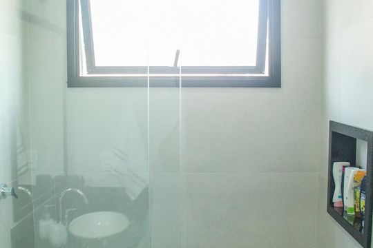 Vende-se casa com 3 suítes em Indianópolis. Aproveite varanda. Ótima compra. — Banheiro da Suíte 2