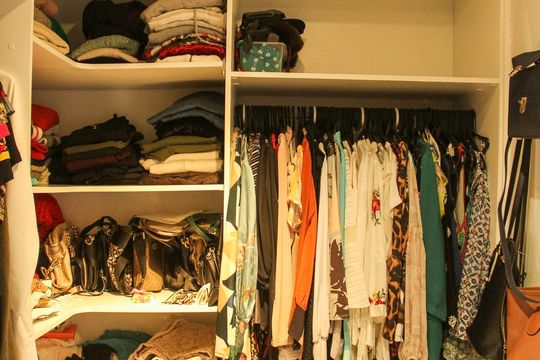 Vende-se casa com 3 suítes em Indianópolis. Aproveite varanda. Ótima compra. — Closet da Suíte Master