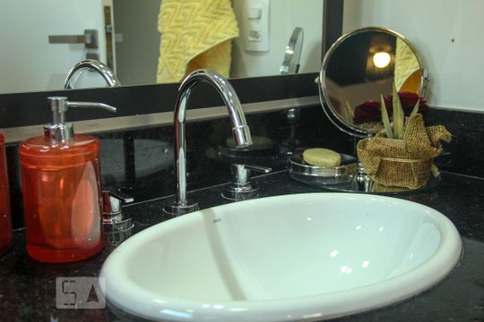 Vende-se casa com 3 suítes em Indianópolis. Aproveite varanda. Ótima compra. — Banheiro da Suíte 1