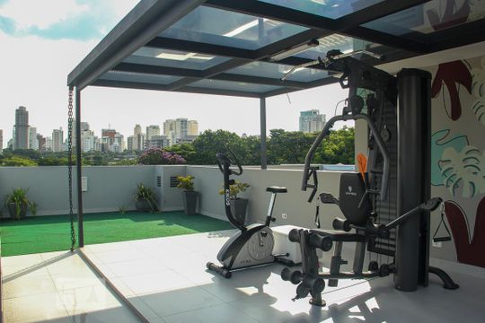 Vende-se casa com 3 suítes em Indianópolis. Aproveite varanda. Ótima compra. — Terraço