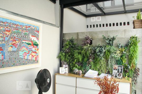 Vende-se casa com 3 suítes em Indianópolis. Aproveite varanda. Ótima compra. — Escritório