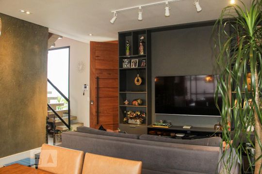 Vende-se casa com 3 suítes em Indianópolis. Aproveite varanda. Ótima compra. — Sala