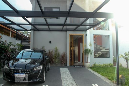 Vende-se casa com 3 suítes em Indianópolis. Aproveite varanda. Ótima compra. — Garagem