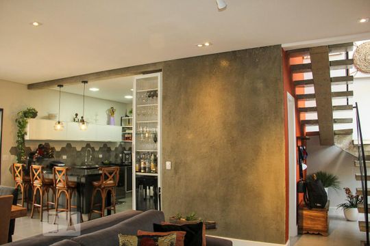 Vende-se casa com 3 suítes em Indianópolis. Aproveite varanda. Ótima compra. — Sala