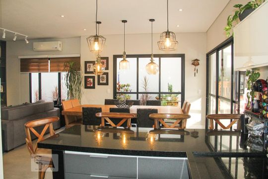 Vende-se casa com 3 suítes em Indianópolis. Aproveite varanda. Ótima compra. — Cozinha