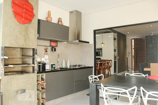 Vende-se casa com 3 suítes em Indianópolis. Aproveite varanda. Ótima compra. — Área Gourmet