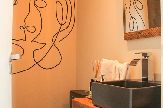 Vende-se casa com 3 suítes em Indianópolis. Aproveite varanda. Ótima compra. — Lavabo