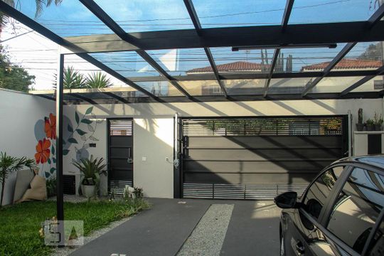 Vende-se casa com 3 suítes em Indianópolis. Aproveite varanda. Ótima compra. — Garagem