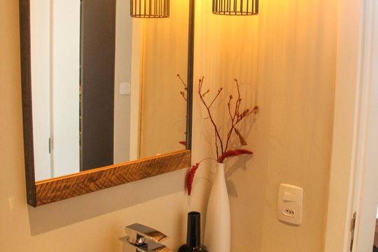 Vende-se casa com 3 suítes em Indianópolis. Aproveite varanda. Ótima compra. — Lavabo