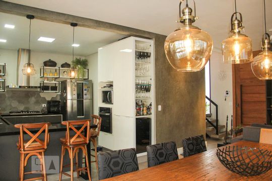 Vende-se casa com 3 suítes em Indianópolis. Aproveite varanda. Ótima compra. — Cozinha