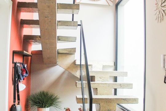 Vende-se casa com 3 suítes em Indianópolis. Aproveite varanda. Ótima compra. — Escada